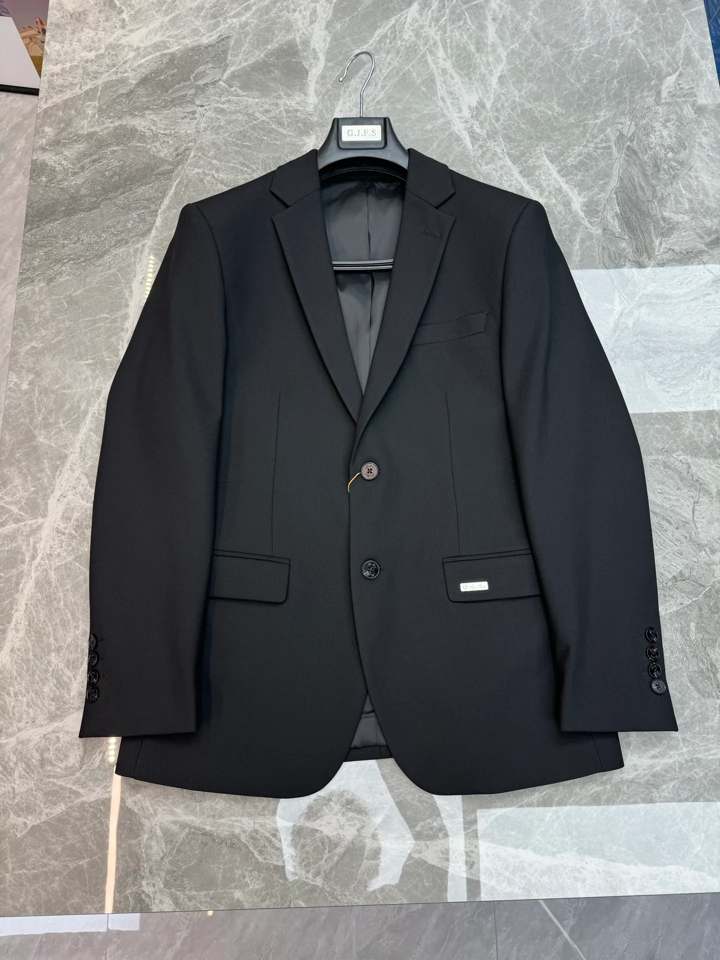 A set of ⚜️Loro Piana colored textile light luxury new suit 🤵Order from a foreign trade company! Known as the LP of fabric ceilings, this colored woven suit perfectly interprets Italian low-key luxury. We select custom-made color-spun high-count fabrics, with a matte and delicate texture, and a soft drape. It is wrinkle-resistant and not easy to deform, and it still looks smooth and neat after long periods of commuting and sitting. The classic two-piece suit style has a notch shape, which moderately cinches the waist without restricting it, modifies the lines of the shoulders and neck, and neatly shows off the body shape. The exclusive metal embossed LP nameplate on the chest pocket and custom-engraved buttons on the body are details that hide brand recognition. Matching nine-point turn-down trousers, with Series metal logo on the back waist and herringbone hemming on the inside; the waistband is equipped with a detachable brand badge hanging, and the elasticity adjustment design accommodates various waist sizes. Black/Navy Blue are available in two colors: pure black is calm and atmospheric, while Navy Blue is restrained and noble. There is no need to deliberately show off, the upper body has the relaxed aura of an Italian gentleman, and it is suitable for business meetings, dinner outings, and daily wear. Sizes: M-3XL slim fit ❗️ (L is recommended for 175/140 pounds)